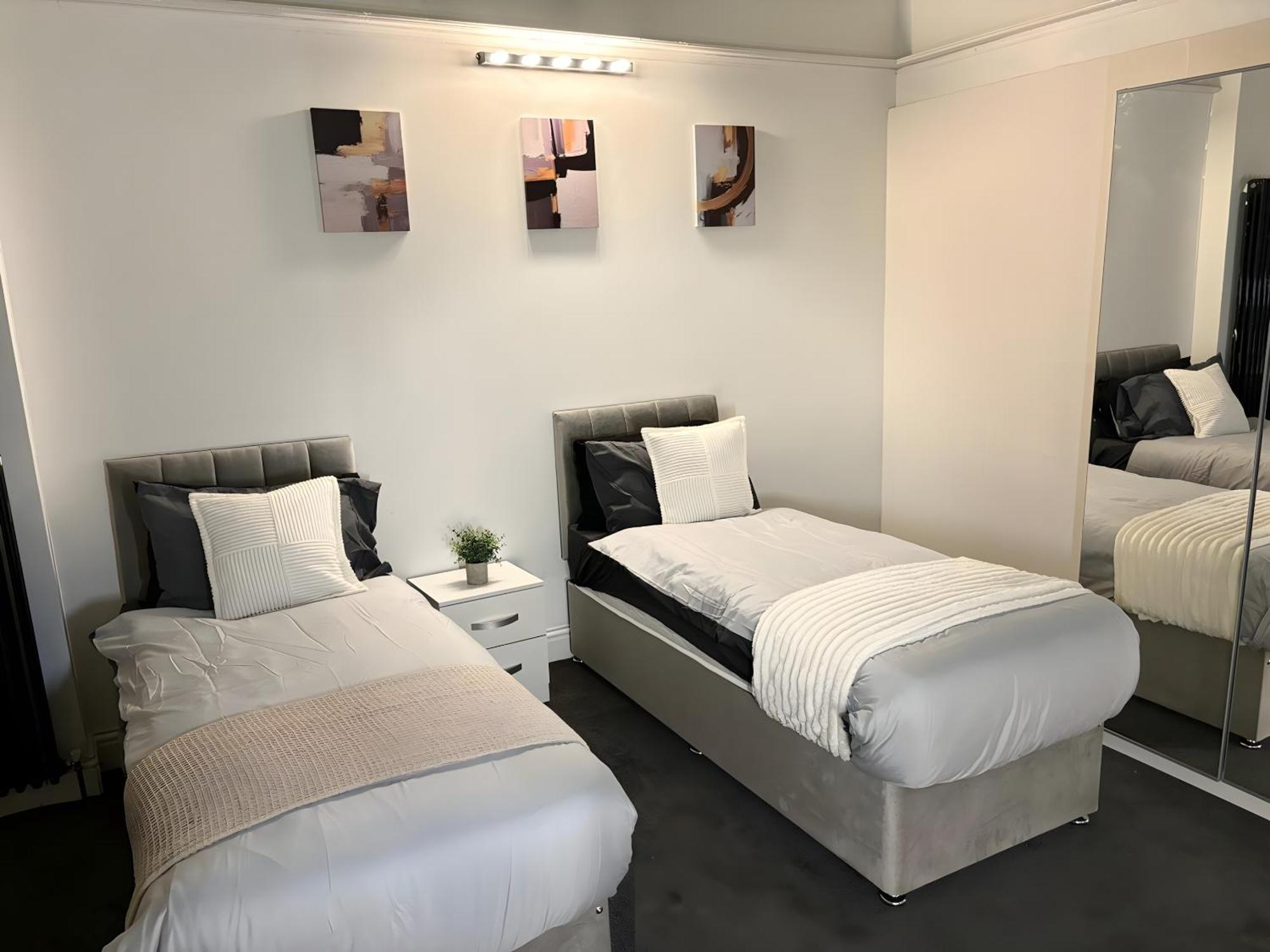 Town Centre House, Near Heathrow, Holloway, Thorpepark, Legoland Apartment Staines-upon-Thames