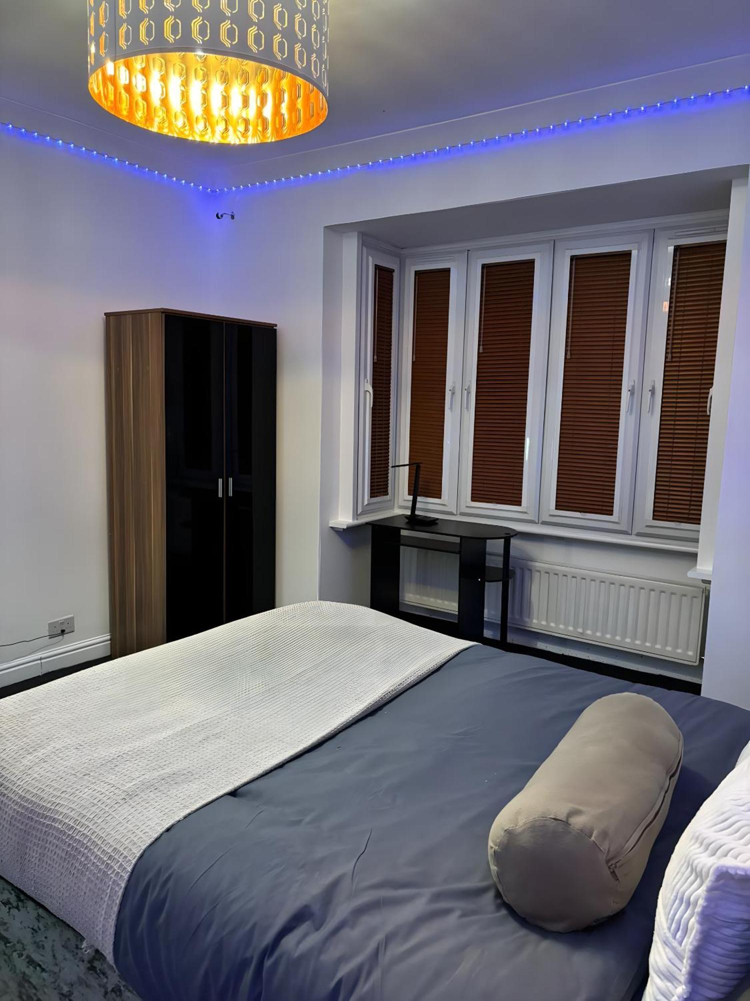 Town Centre House, Near Heathrow, Holloway, Thorpepark, Legoland Apartment